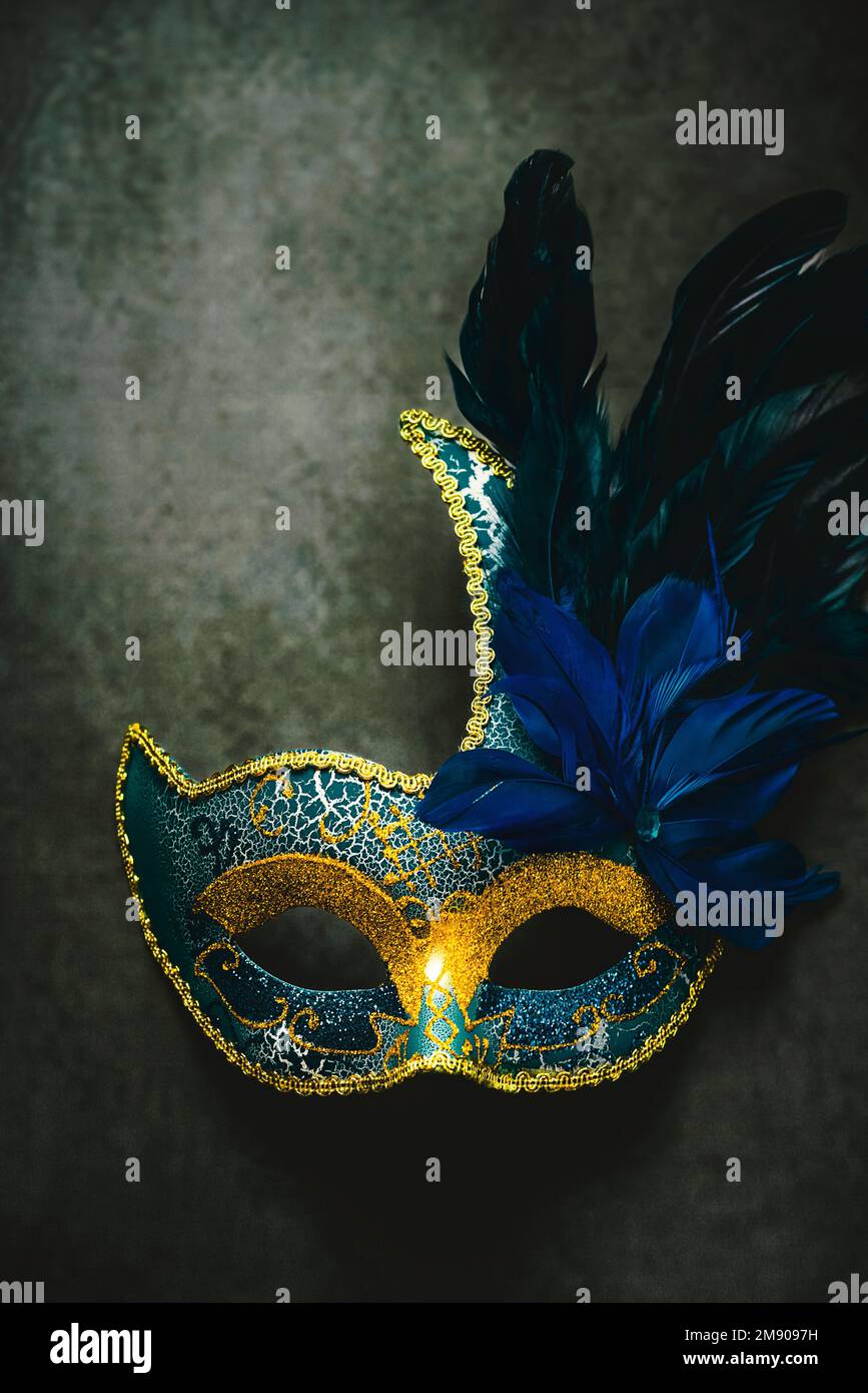 Masque de carnaval bleu vénitien isolé sur fond de grunge. Concept de célébration du Carnaval Banque D'Images