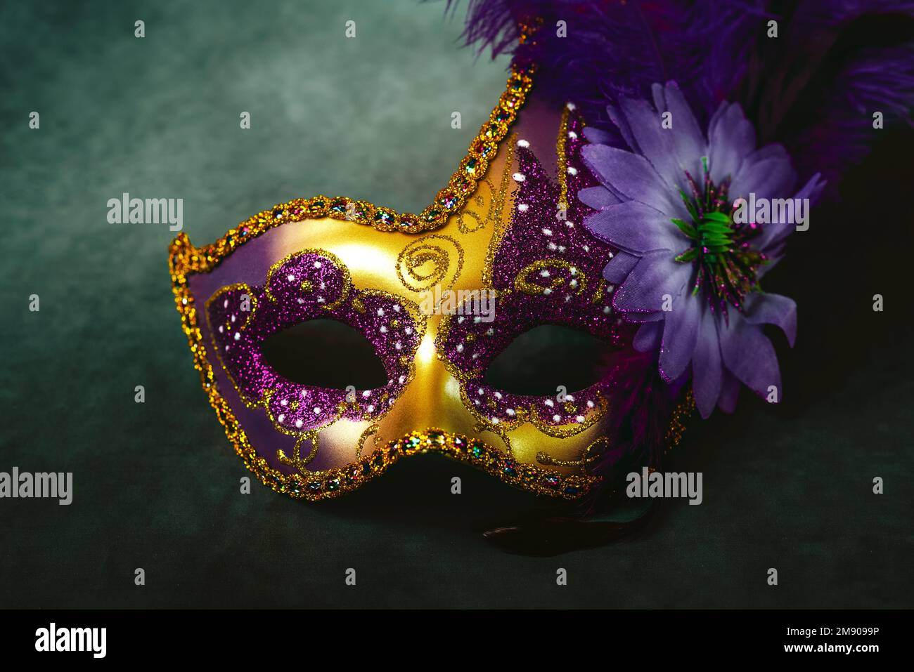 Masque de carnaval doré vénitien isolé sur fond de grunge. Concept de célébration du Carnaval Banque D'Images