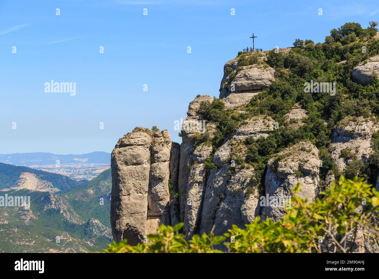 MONTSERRAT, ESPAGNE - 15 MAI 2017 : il s'agit d'une croix avec un pont d'observation au bord du plateau rocheux de Sant Miguel sur le mont Montserrat. Banque D'Images