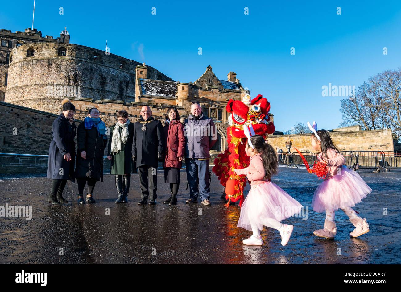 Édimbourg, Écosse, Royaume-Uni, 16th janvier 2023. Lancement des célébrations du nouvel an chinois : les enfants Luna Chen et Annabelle Ye (5 ans) et les danseurs de dragon sur l'esplanade du château lancent les festivités du nouvel an chinois. Photo : Lord Provost Robert Aldridge avec le professeur Ian Baxter (Université Heriot Watt), Alice He (ETAG) et Mme Hou Danna (consul suppléant chinois). Crédit : Sally Anderson/Alay Live News Banque D'Images