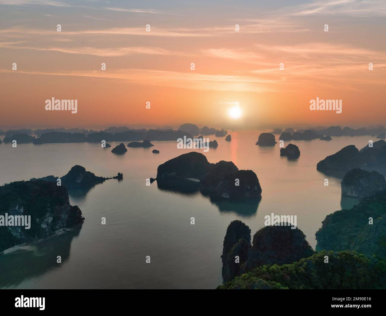 Superbe coucher de soleil sur la baie de Halong, baie de Bai Tu long au Vietnam Banque D'Images