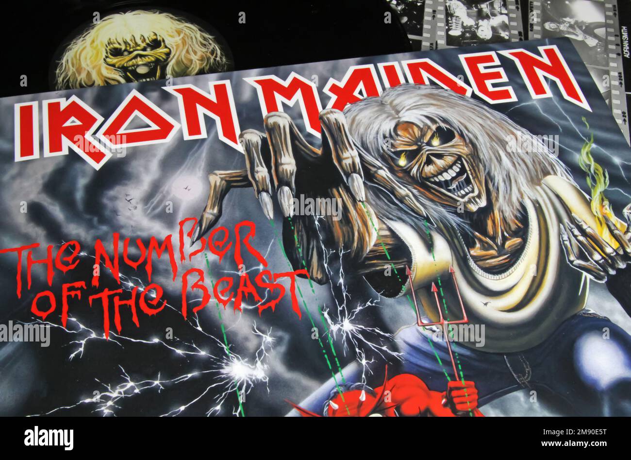 Viersen, Allemagne - 9 novembre. 2022: Gros plan de l'album de vinyles isolés le nombre de la bête du groupe de rock Metal Iron Maiden Banque D'Images