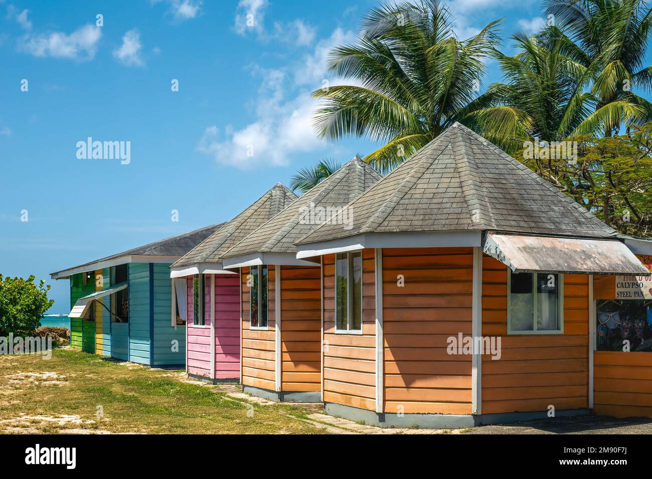Huttes colorées près de la plage de yhe dans le parc de klub de Pigeon point Beach à brite jour ensoleillé. Île de Tobago. Caraïbes, Banque D'Images