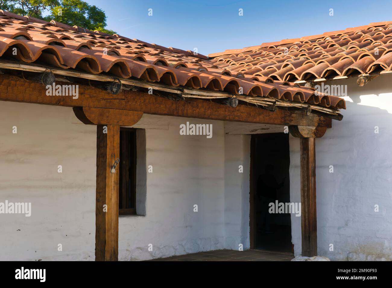 Porte, fenêtre et joints de tuiles de toit de style espagnol à un angle dans El Presidio à Santa Barbara Californie Banque D'Images