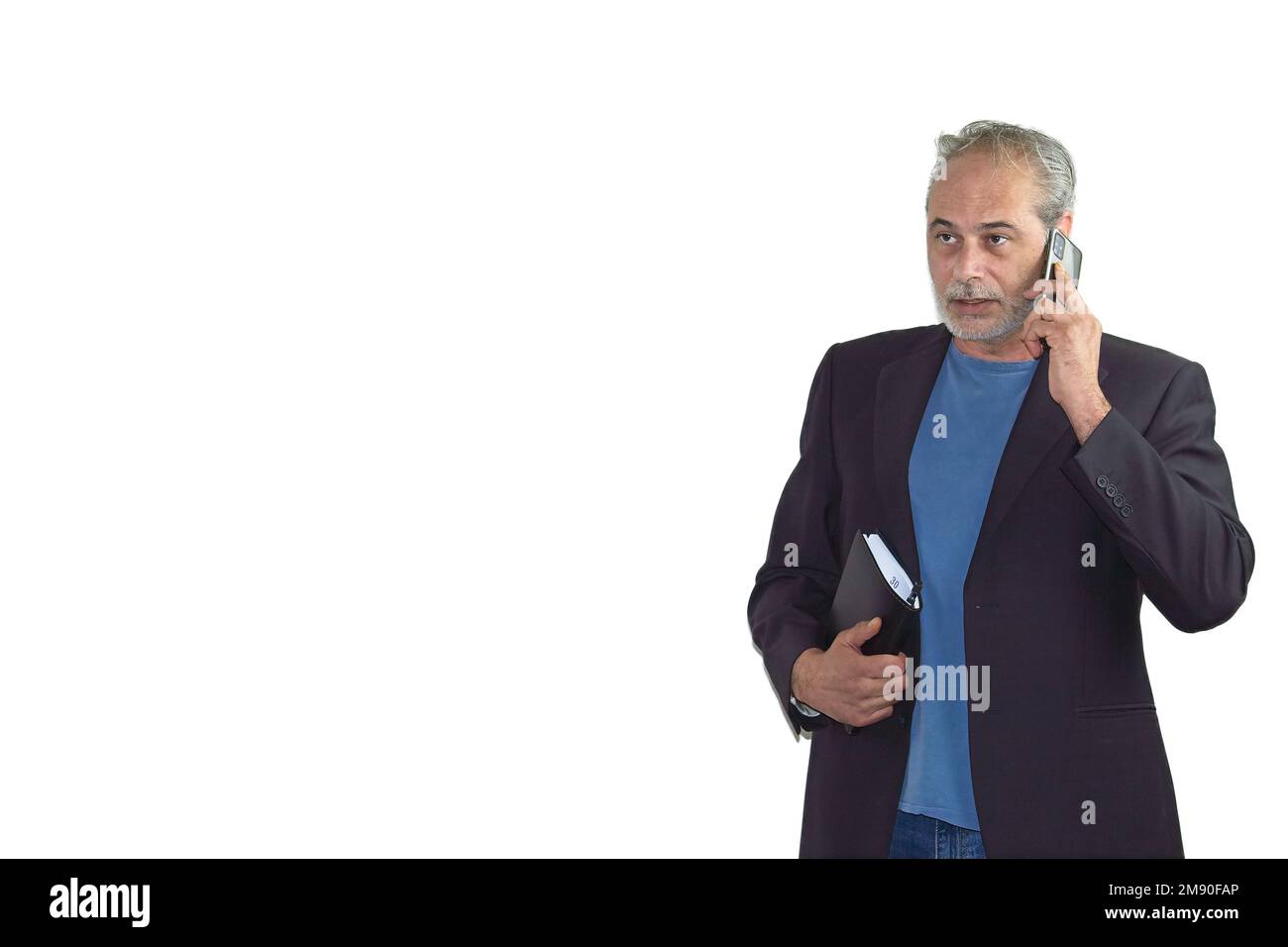 homme avec une barbe en costume avec un calendrier parlant sur le mobile sur un fond blanc Banque D'Images