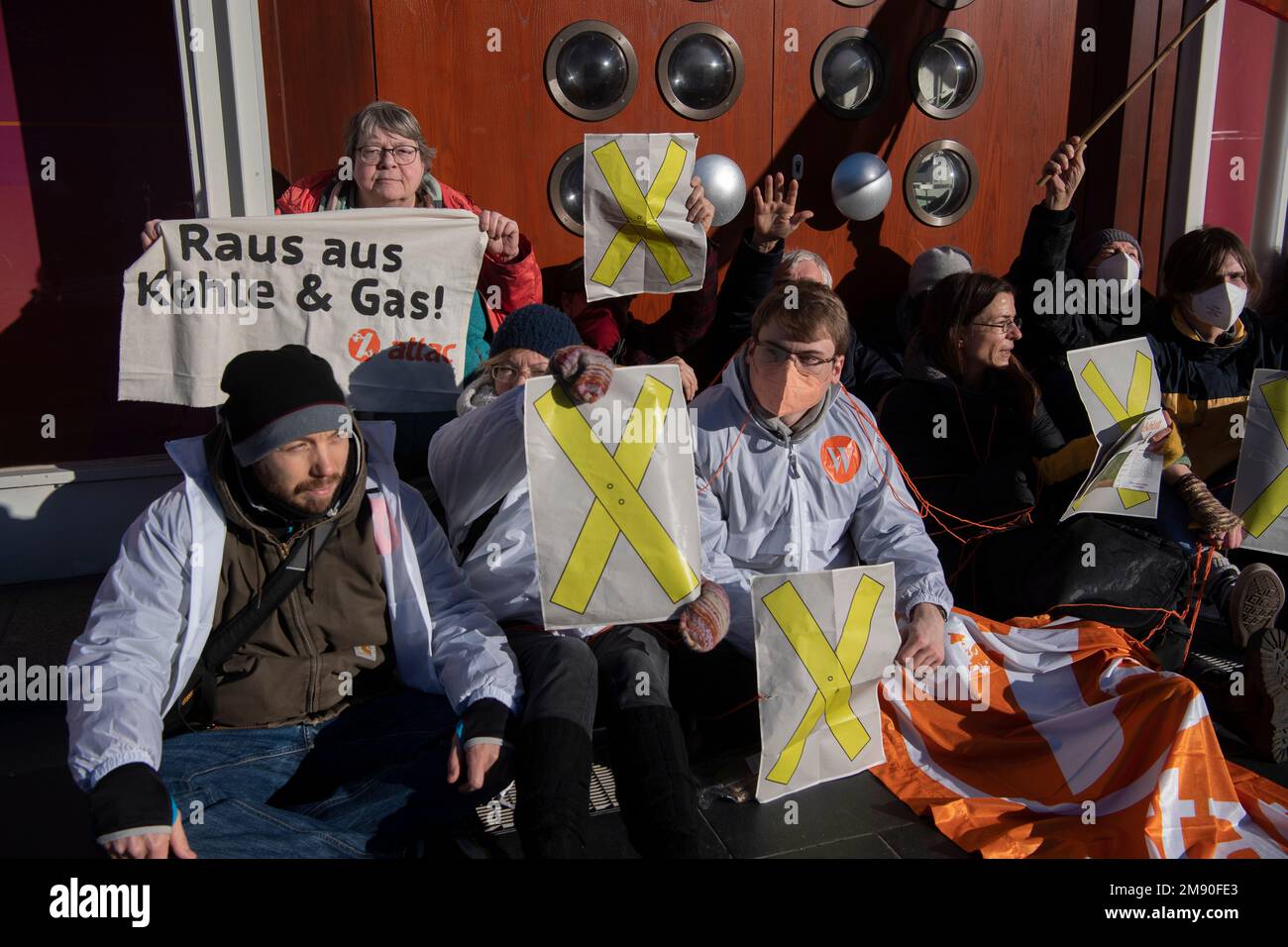 Berlin, Allemagne. 16th janvier 2023. Des militants Attacc bloquent le Centre des congrès de Berlin (BCC) avec des affiches. Là, un sommet énergétique du Handelsblatt avec des représentants des entreprises et de la politique a lieu: Le pouvoir au peuple: Attac discute de l'énergie de l'avenir. Entre autres choses, les activistes exigent une socialisation de l'industrie de l'énergie. Credit: Paul Zinken/dpa/Alay Live News Banque D'Images