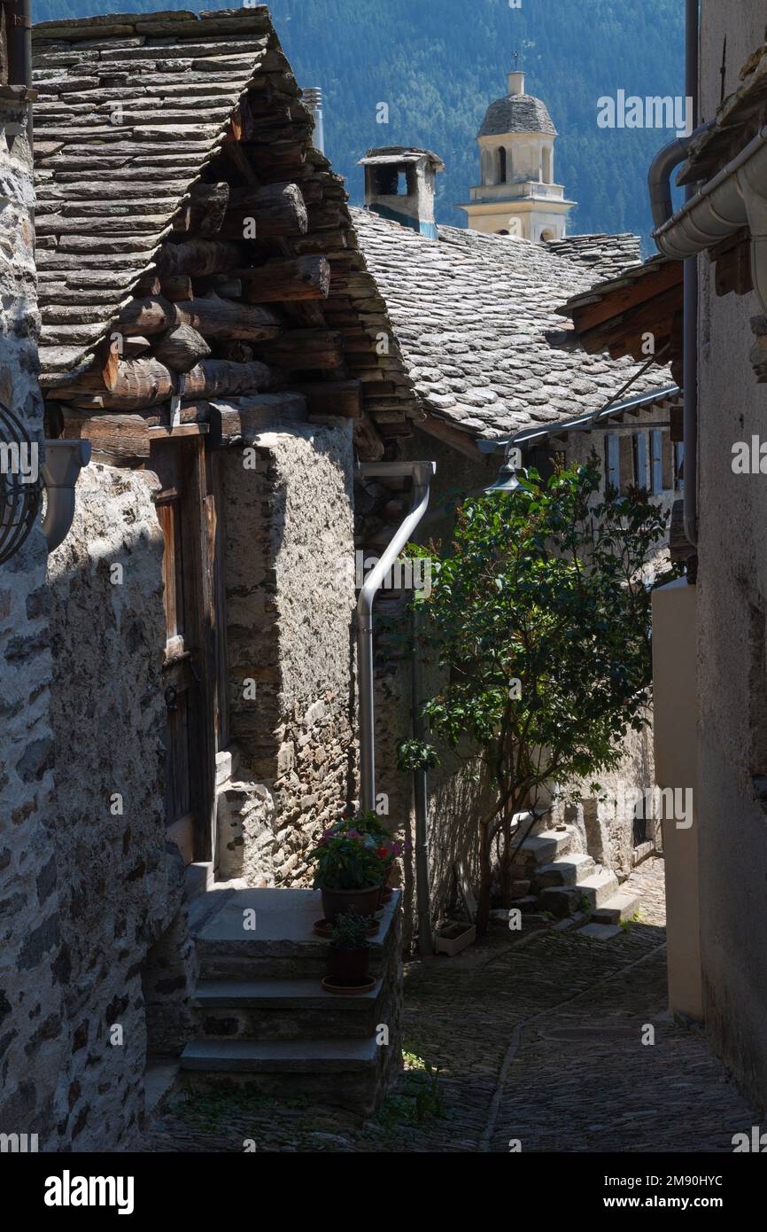 L'architecture rurale du village de Soglio au crépuscule dans la gamme Bregaglia - Suisse. Banque D'Images