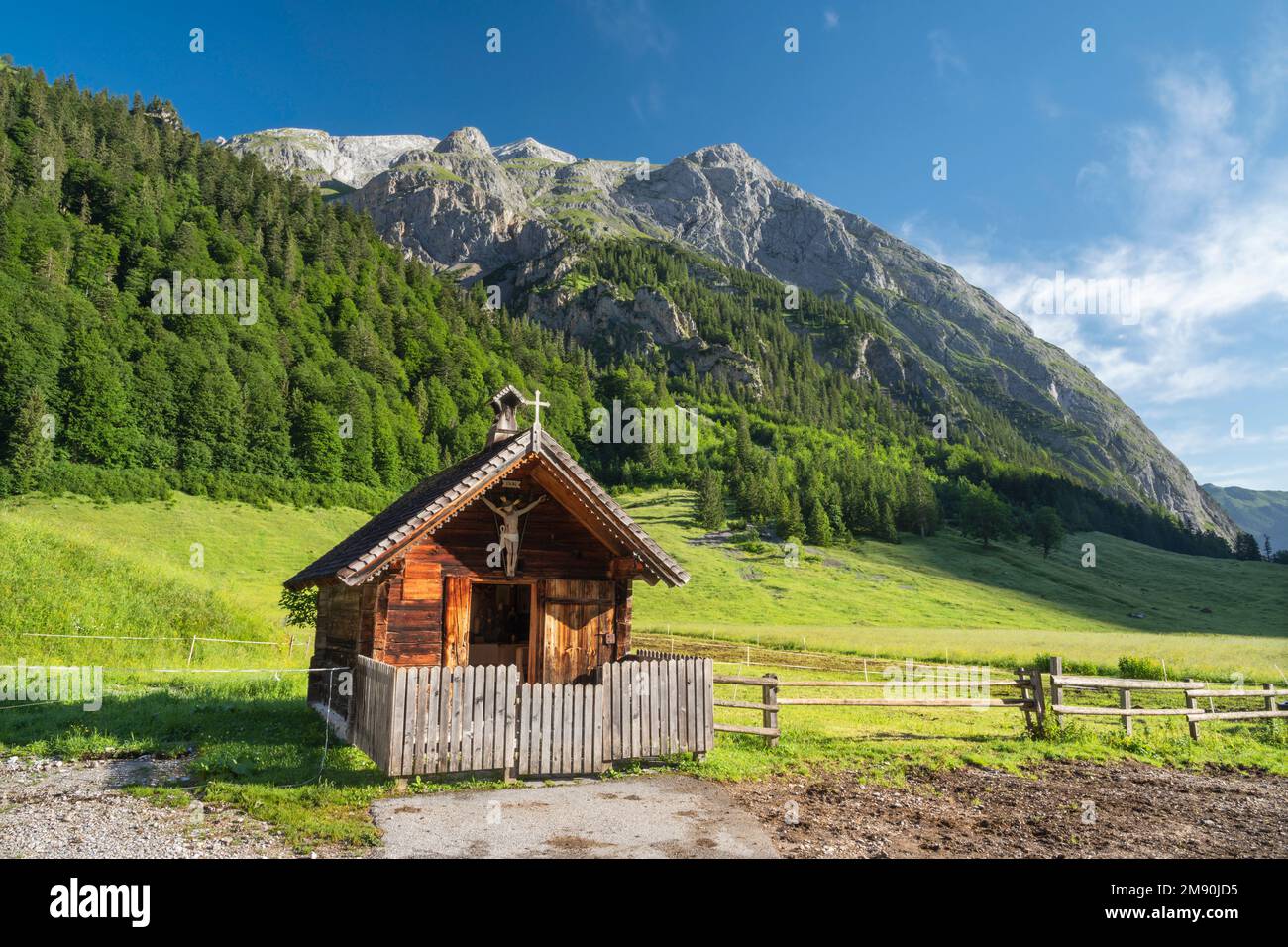 La chapelle et les prairies des montagnes Karwendel - Engtall - Grosser Ahornboden walley. Banque D'Images