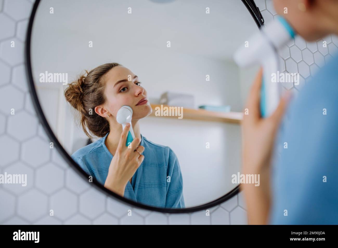 Jeune femme prenant soin de sa peau, concept de routine de beauté du matin. Banque D'Images