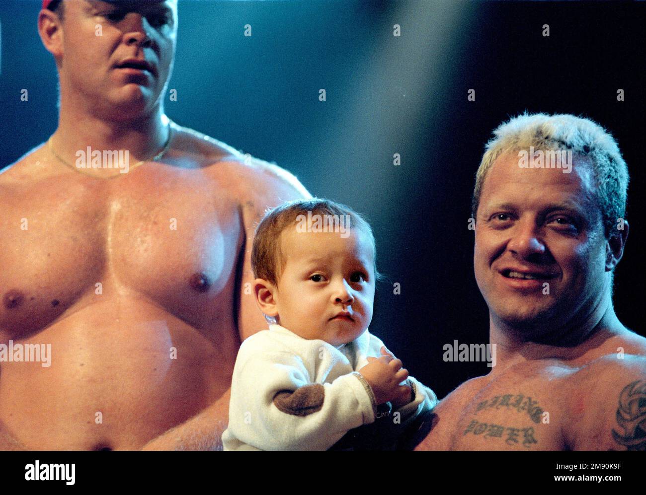 Sur la photo : Magnus Samuelsson, Kisa, Suède, vainqueur des Superseries mondiales et Svend Karlsen, troisième place, Norvège, avec son fils Alexander. En vertu de sa victoire au Grand Prix de Suède, Magnus Samuelsson a remporté les Superseries de l'IFSA. Samuelsson a amassé le plus de points durant les Superseries d'une année. Hugo Girard est deuxième, suivi de Svend Karlsen et Brian Schoonveld. Svend et Hugo sont en fait liés pour la seconde, par Hugo gagne la deuxième place depuis qu'il a gagné une compétition de Superseries alors que Svend ne l'a pas fait. Photo Jeppe Gustafsson Banque D'Images Sur la photo : Magnus Samuelsson, Kisa, Suède, vainqueur des Superseries mondiales et Svend Karlsen, troisième place, Norvège, avec son fils Alexander. En vertu de sa victoire au Grand Prix de Suède, Magnus Samuelsson a remporté les Superseries de l'IFSA. Samuelsson a amassé le plus de points durant les Superseries d'une année. Hugo Girard est deuxième, suivi de Svend Karlsen et Brian Schoonveld. Svend et Hugo sont en fait liés pour la seconde, par Hugo gagne la deuxième place depuis qu'il a gagné une compétition de Superseries alors que Svend ne l'a pas fait. Photo Jeppe Gustafsson Banque D'Images