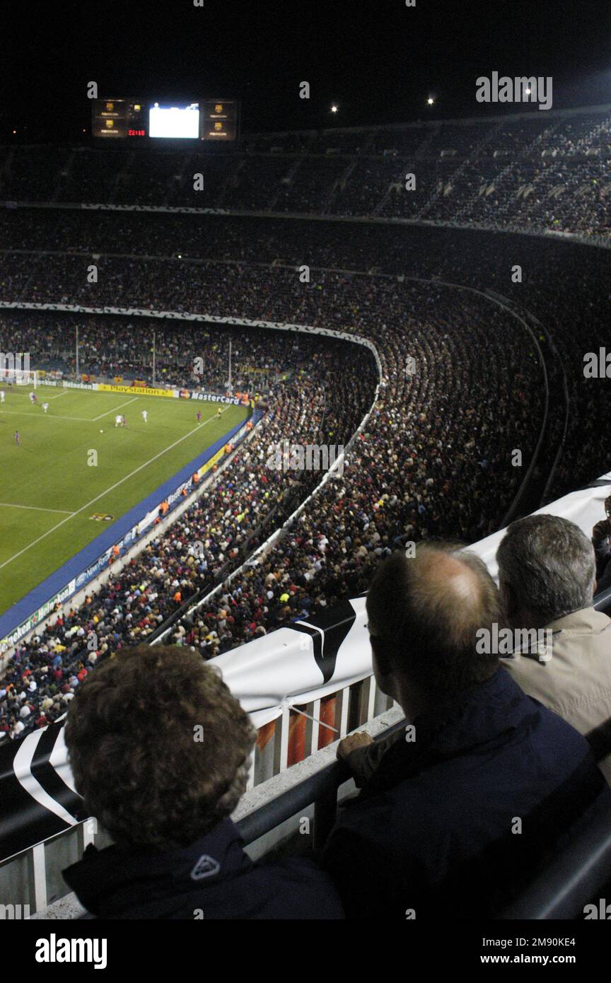 CAMP NOU, SAISON 2005-2006, LIGUE DES CHAMPIONS : la foule au match de Ligue des Champions entre Barcelone FC et Panathinaikos au Camp Nou à Barcelone, novembre 2005, Barcelone a gagné 5-0 en remportant son deuxième titre de Ligue des Champions en 2006. Photo : ROB WATKINS. Camp Nou est le stade de football emblématique de Barcelone, en Espagne, et le domicile du FC Barcelone. Ouvert en 1957, il est l'un des plus grands stades d'Europe, réputé pour son architecture impressionnante et son atmosphère vibrante, accueillant d'innombrables matchs historiques. Banque D'Images