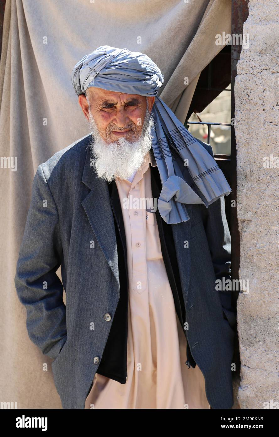 OVAKENT,HATAY,ANTAKYA-JUIN 03:Homme afghan non identifié avec une longue barbe debout devant sa maison.03 juin,2017 dans Ovakent,Hatay,Antakya,Turquie Banque D'Images