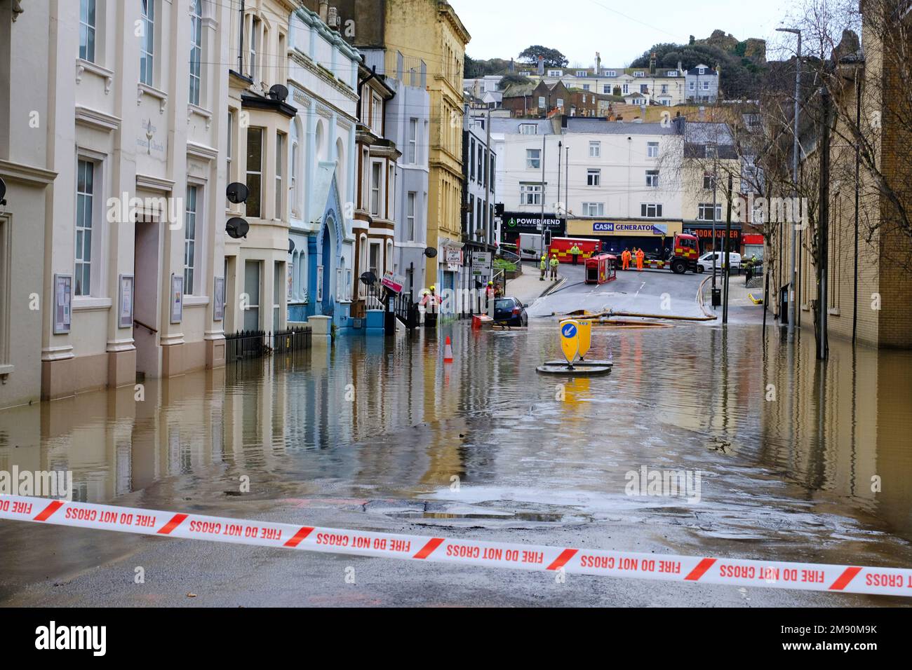 Hastings, East Sussex, le 16 janvier 2023. De fortes pluies et un égout pluvial bloqué à la mer provoquent des inondations majeures dans le centre-ville de Hastings, fermant le centre commercial Priory Meadow et inondant les maisons.une anguille a été repéré nager à travers le centre-ville. Carolyn Clarke/Alamy Live News Banque D'Images