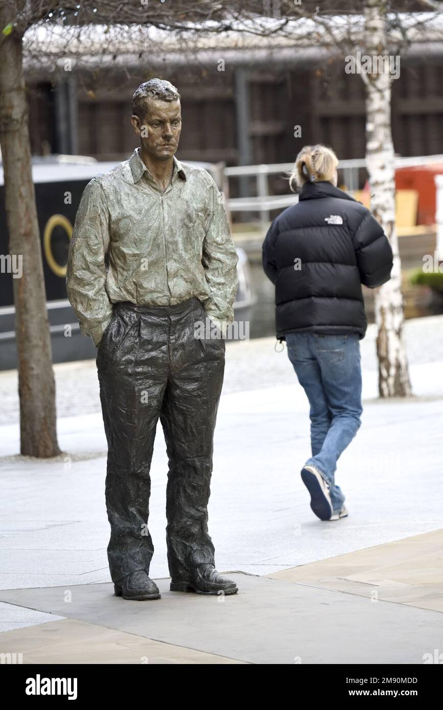 Londres, Angleterre, Royaume-Uni. 'Standing Man' - l'un des deux 'deux chiffres', (Walking Man et Standing Man) par Sean Henry (2003) à Paddington Central Banque D'Images
