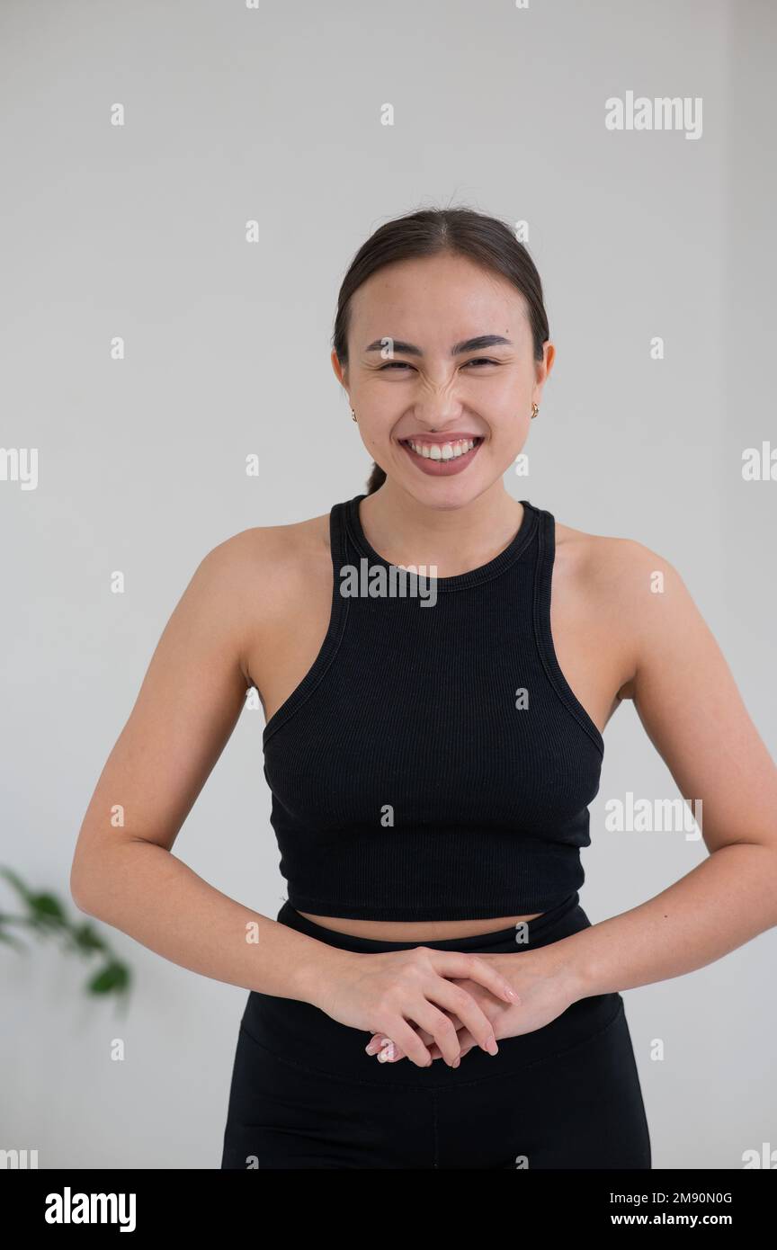 Portrait d'une femme asiatique souriante sur fond blanc. Banque D'Images Portrait d'une femme asiatique souriante sur fond blanc. Banque D'Images