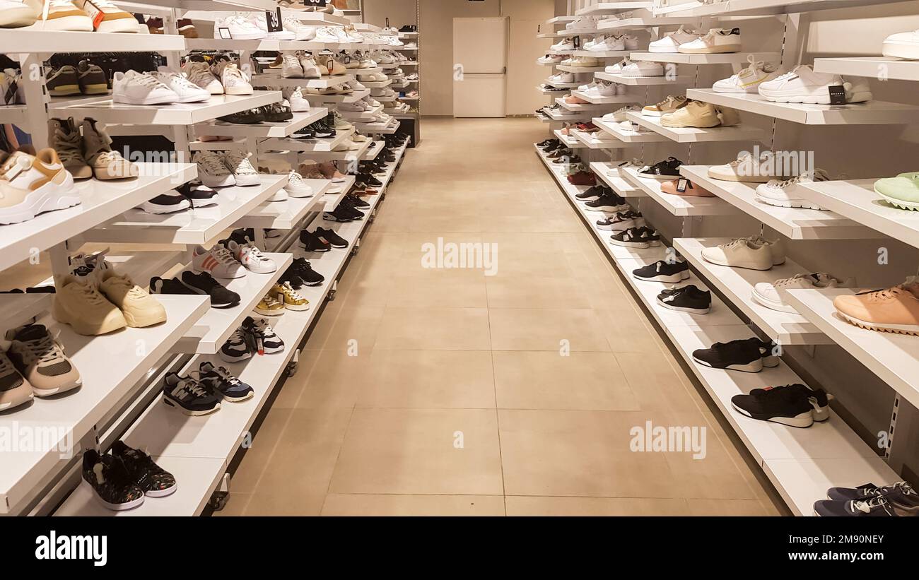 Vitrine de magasin de chaussures d affaires pour hommes Banque de