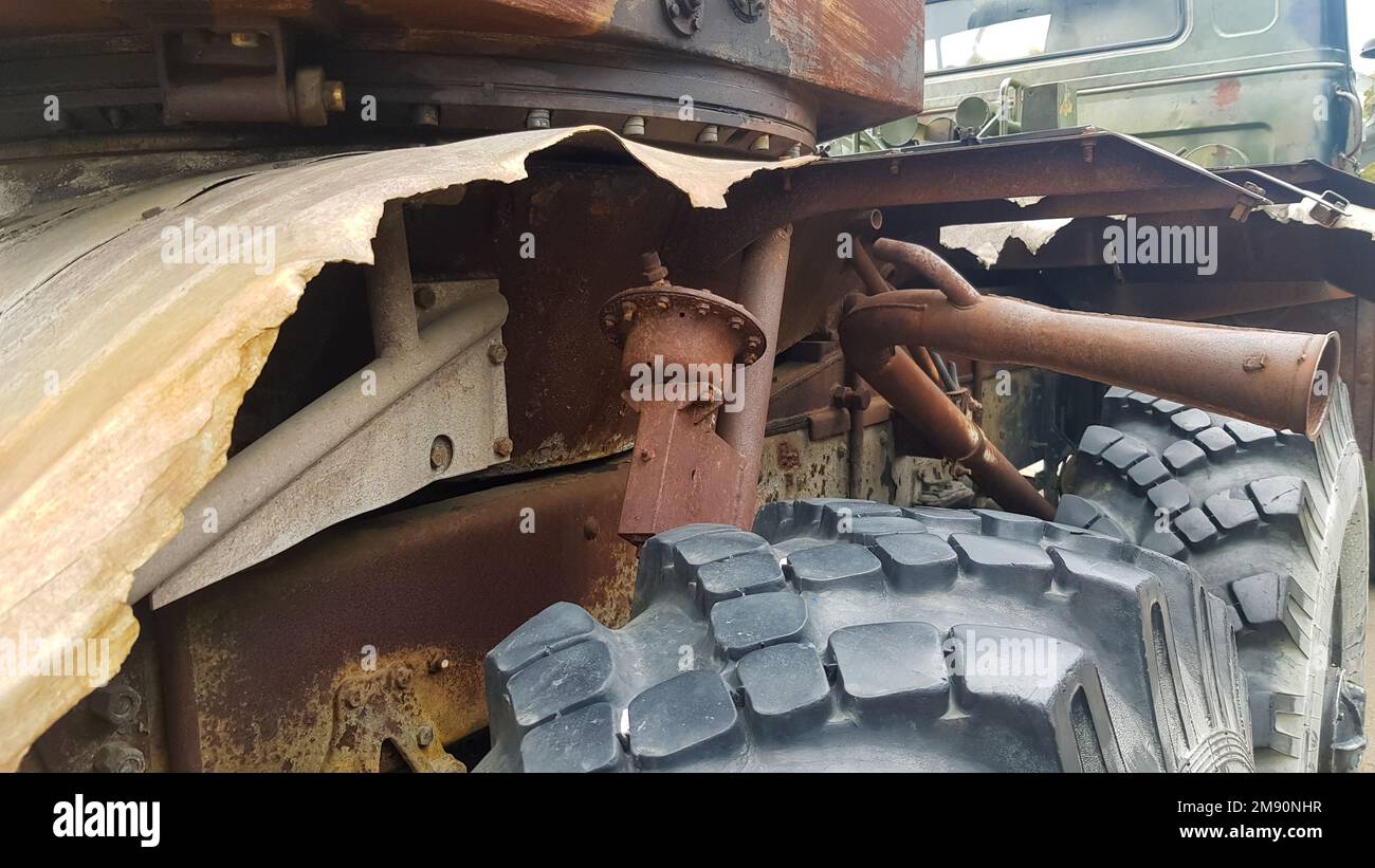 Détruit l'équipement militaire russe, détruit la voiture blindée. La guerre en Ukraine. Fragment d'une voiture rouillée. Salon personnel blindé de voiture Banque D'Images