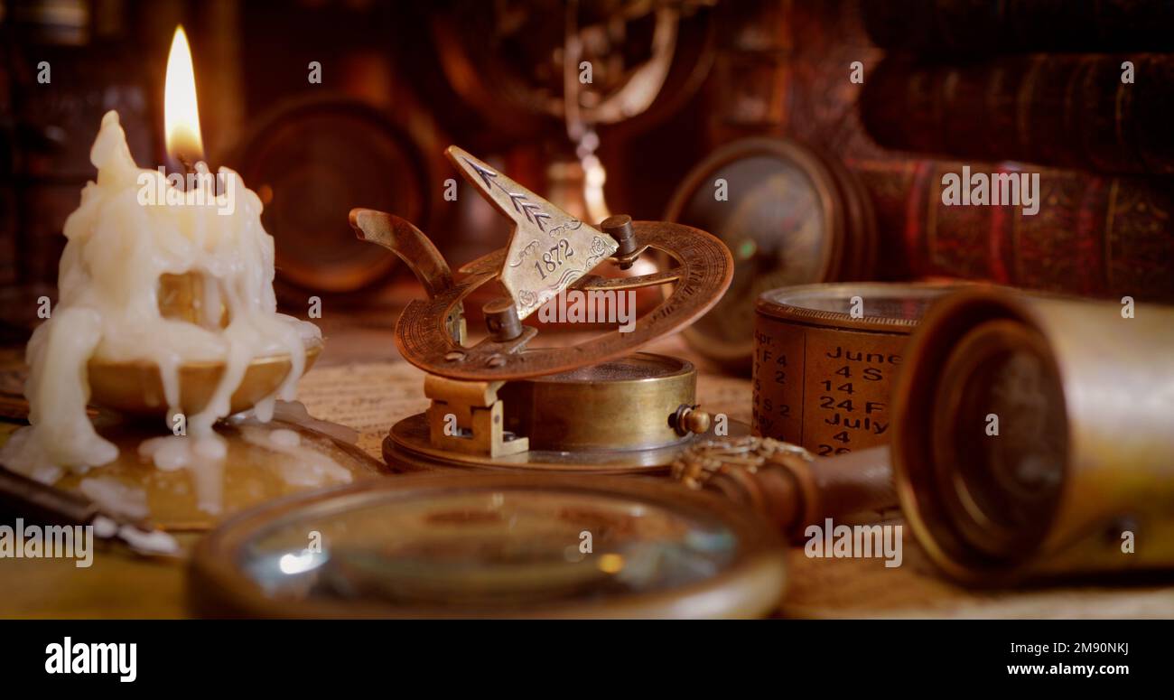 Voyage et aventure de style vintage. Ancienne boussole vintage et autres articles vintage sur la table. Banque D'Images