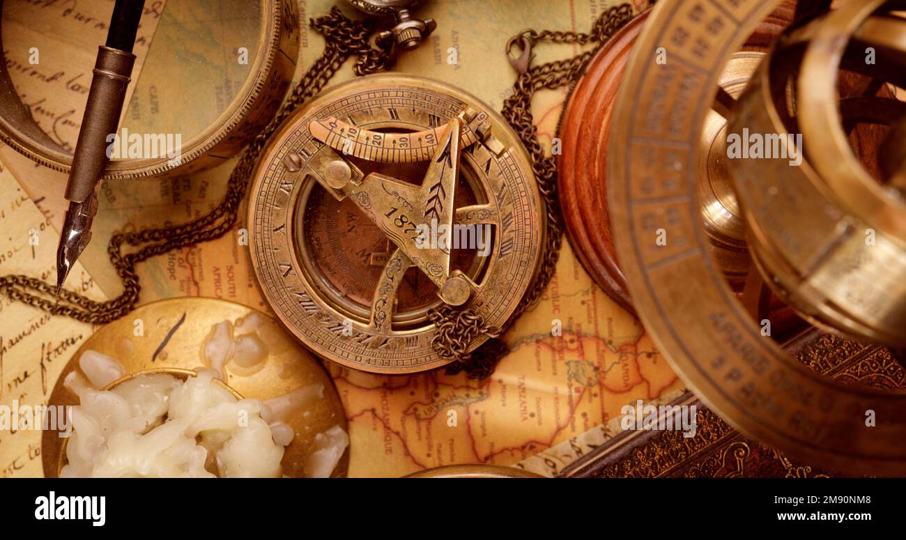 Voyage et aventure de style vintage. Ancienne boussole vintage et autres articles vintage sur la table. Banque D'Images