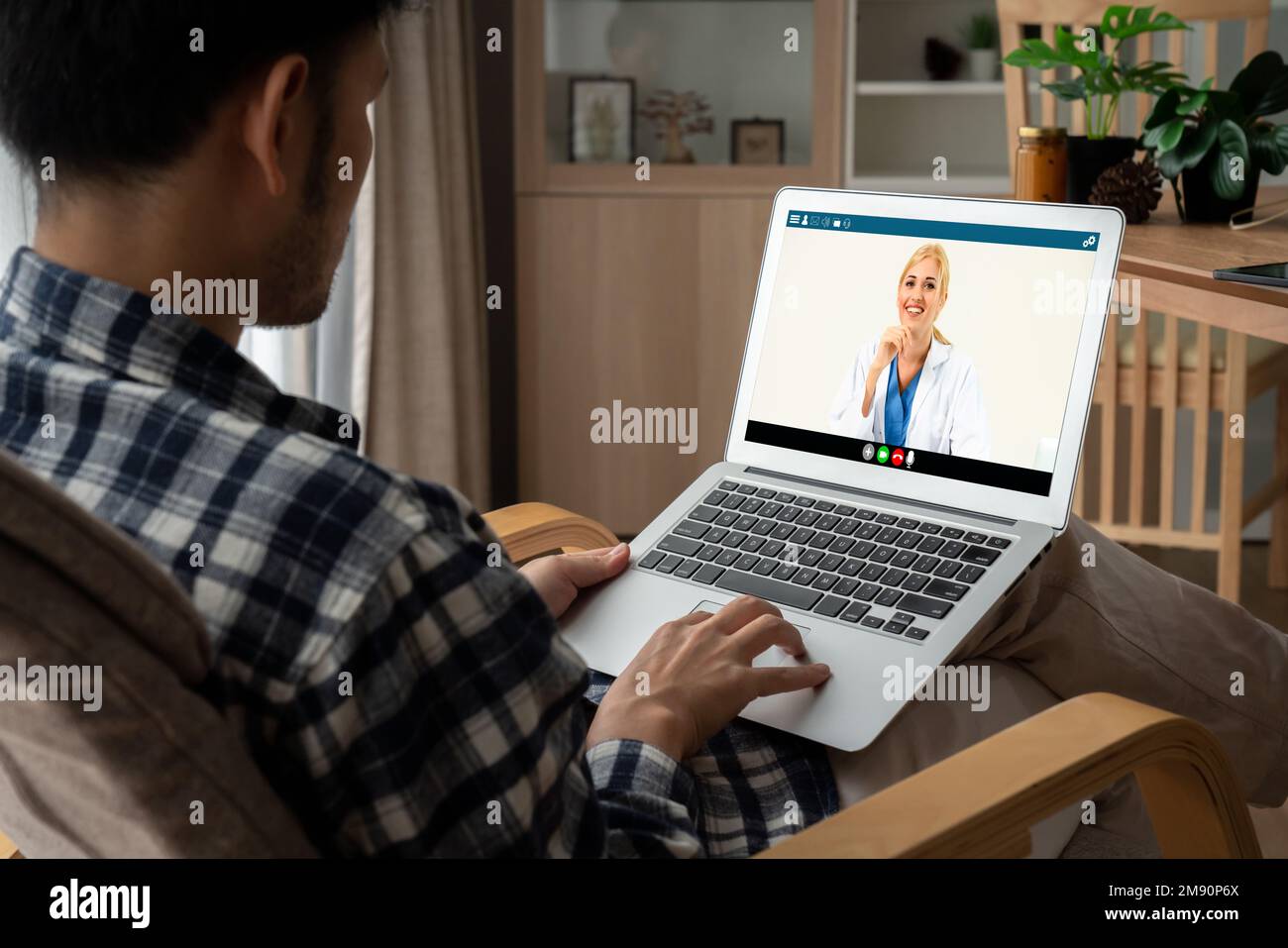 Appel vidéo du médecin en ligne via l'application logicielle de télémédecine Modish pour une réunion virtuelle avec le patient Banque D'Images