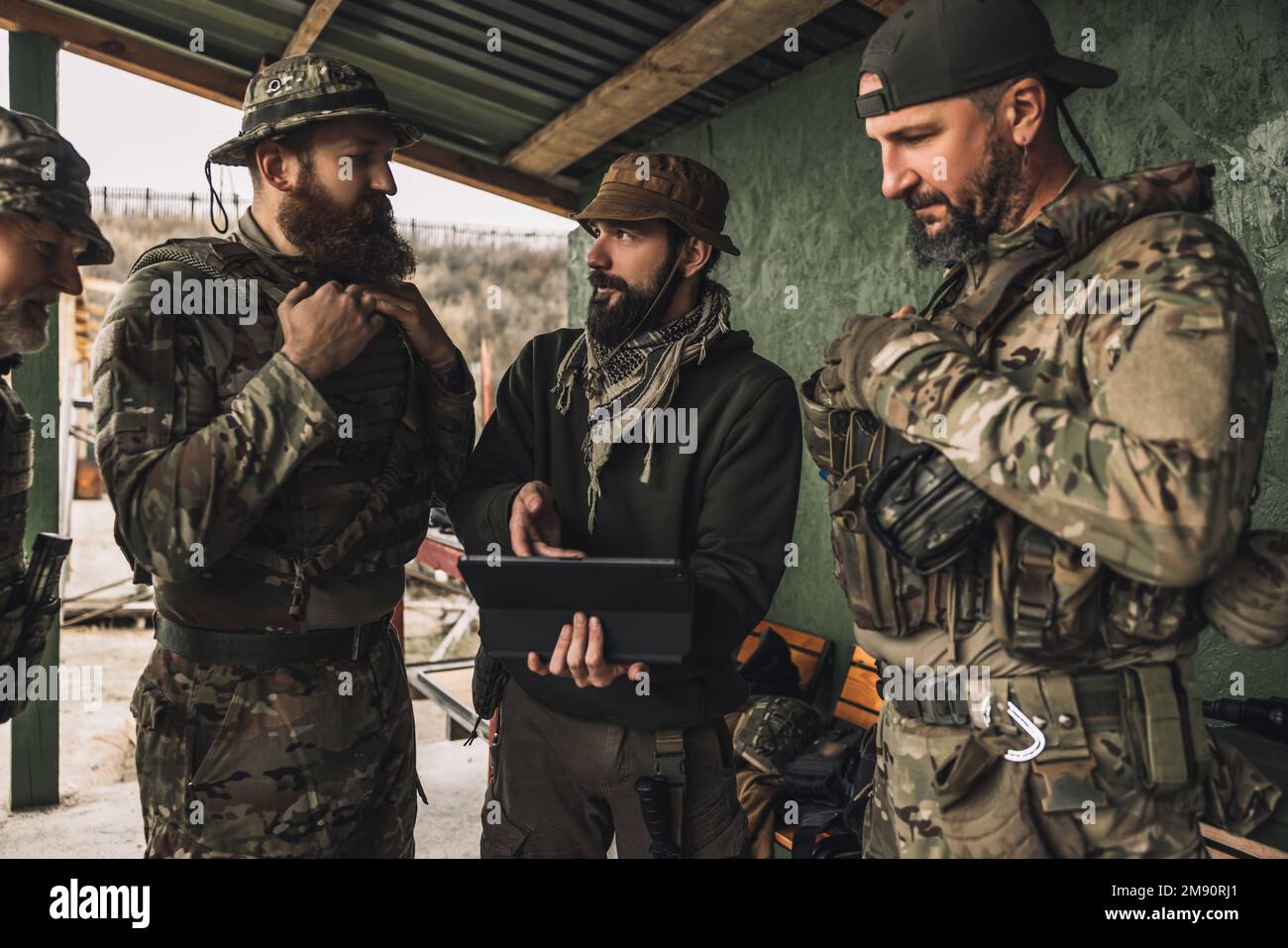 Groupe de soldats discutant de quelque chose avant le combat Banque D'Images