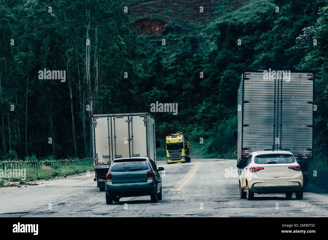 Les véhicules prennent une autoroute à Minas Gerais, au Brésil. Banque D'Images