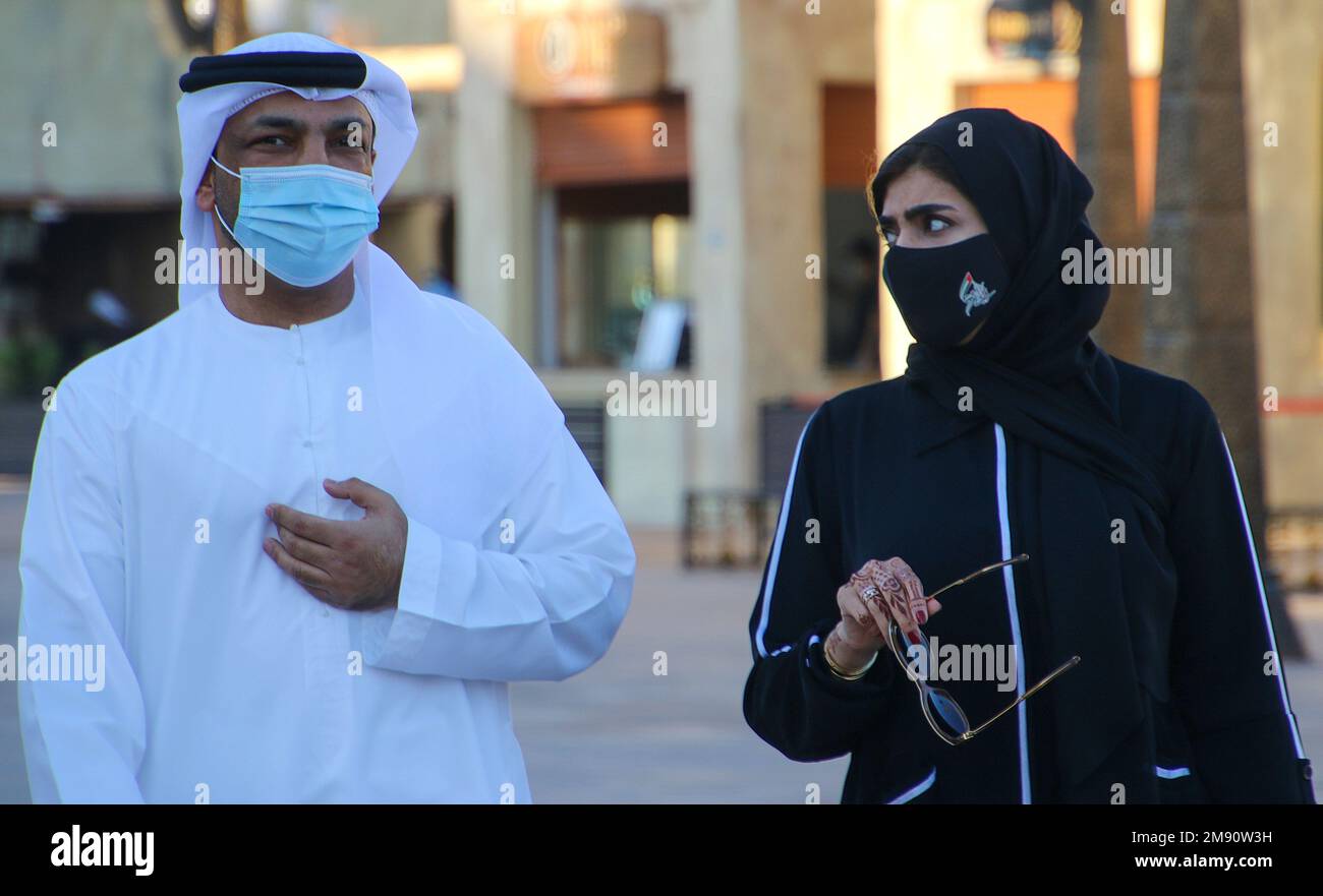 Couple local en tenue traditionnelle Global Village Dubai, Émirats Arabes Unis Banque D'Images