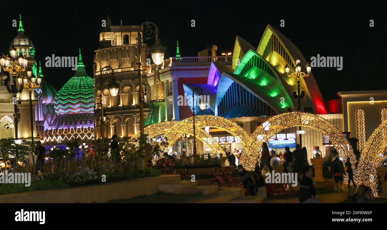 Global Village Dubai, eau la nuit Banque D'Images