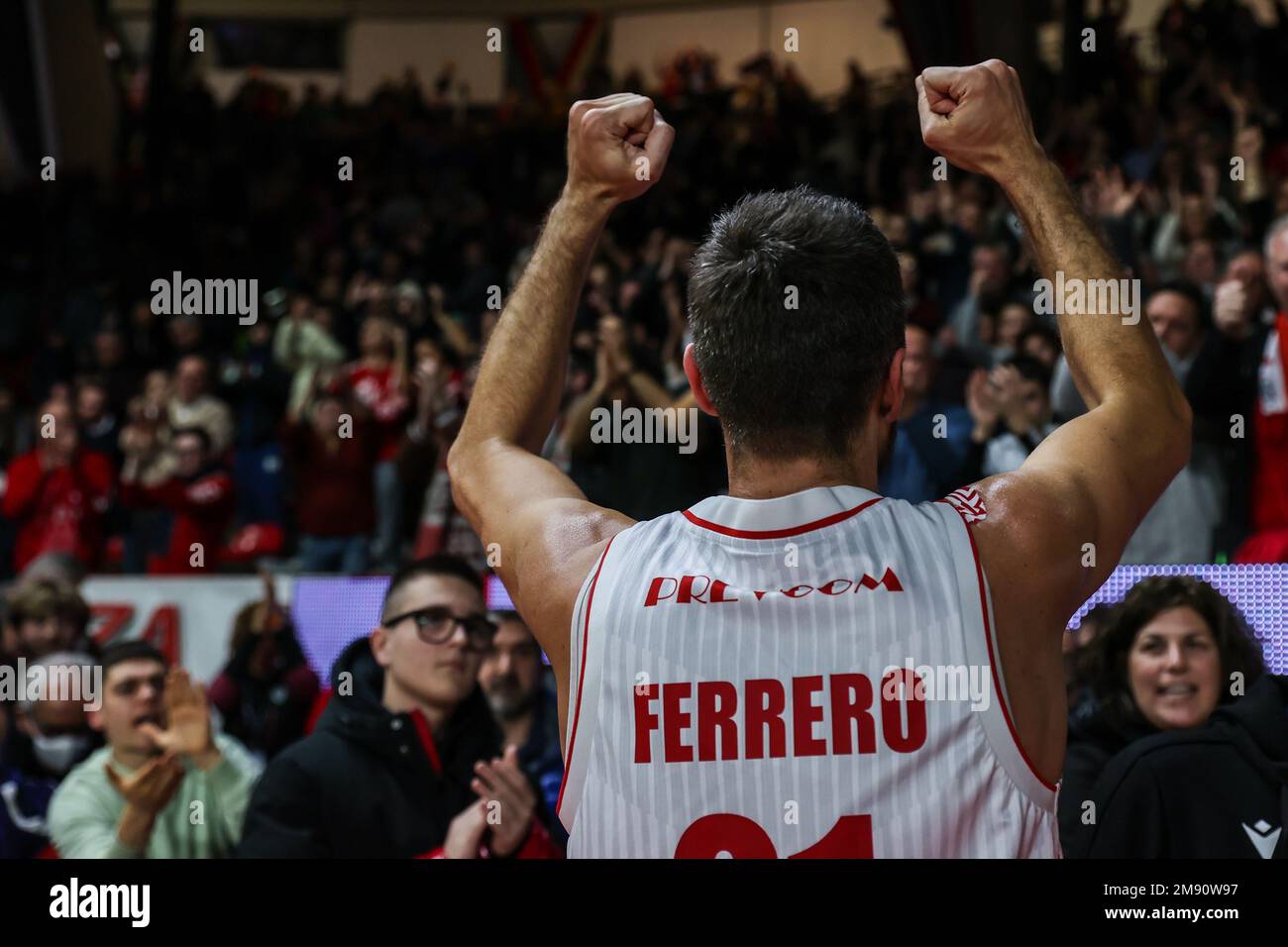 Varese, Italie. 15th janvier 2023. Giancarlo Ferrero #21 de Pallacanestro Varese OpenJobMetis fête la victoire à la fin du match pendant LBA Lega basket Un jeu de saison régulière 2022/23 entre Pallacanestro Varese OpenJobMetis et Gevi Napoli basket à Enerxenia Arena. (Score final ; Varese 106 | 79 Napoli). (Photo de Fabrizio Carabelli/SOPA Images/Sipa USA) crédit: SIPA USA/Alay Live News Banque D'Images