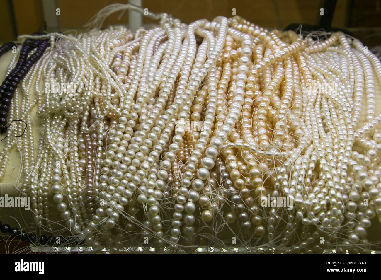 Colliers en perles à vendre à Dubaï City, Émirats Arabes Unis Banque D'Images