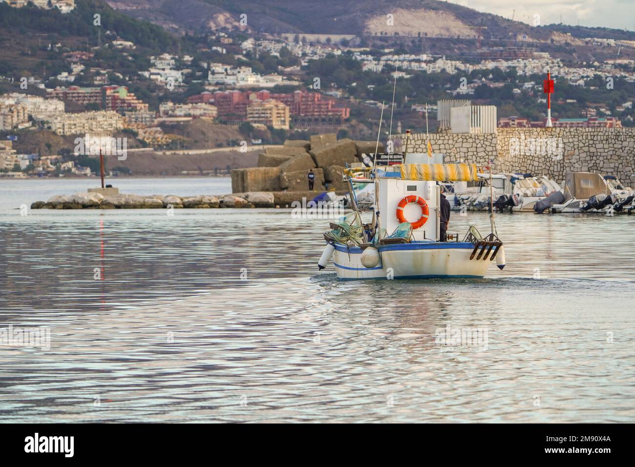 Bateau de pêche traditionnel espagnol quittant le port à la mer, Fuengirola, Andalousie, Espagne. Banque D'Images