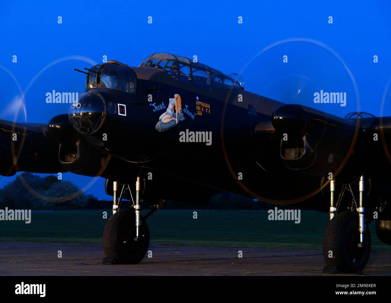 LE bombardier AVRO Lancaster « Just Jane », en cours de restauration au Lincolnshire Aviation Heritage Centre, faisant la démonstration du fonctionnement du moteur à mesure que la lumière s'estompe. Banque D'Images