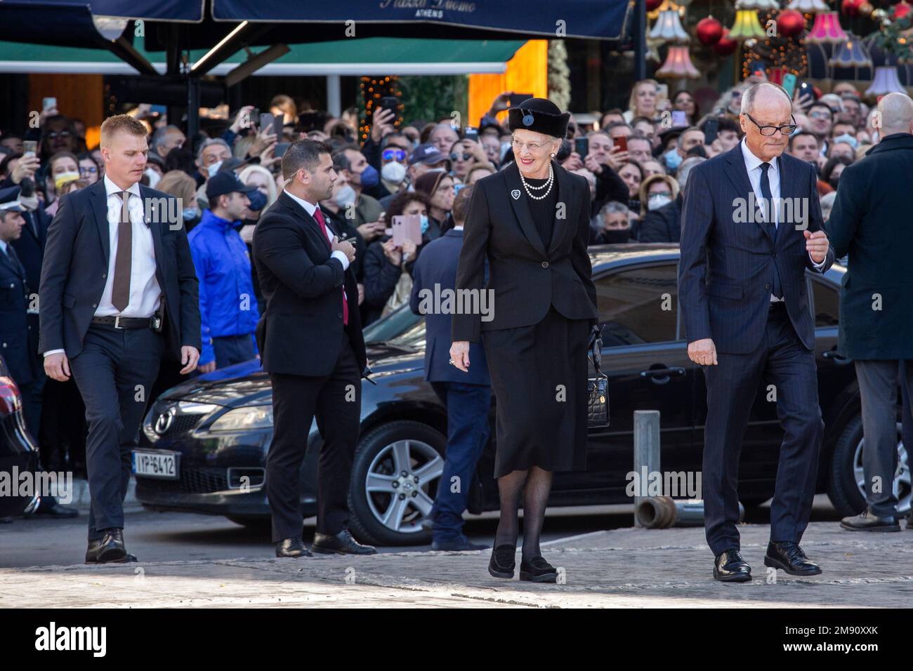 Athen, Grèce. 16th janvier 2023. La reine Margrethe II du Danemark arrive au service funéraire de l'ancien roi Constantine II de Grèce, devant la cathédrale métropolitaine. Constantine II est mort à Athènes sur 10 janvier 2023, à l'âge de 82 ans. Credit: Socrates Baltagiannis/dpa/Alay Live News Banque D'Images