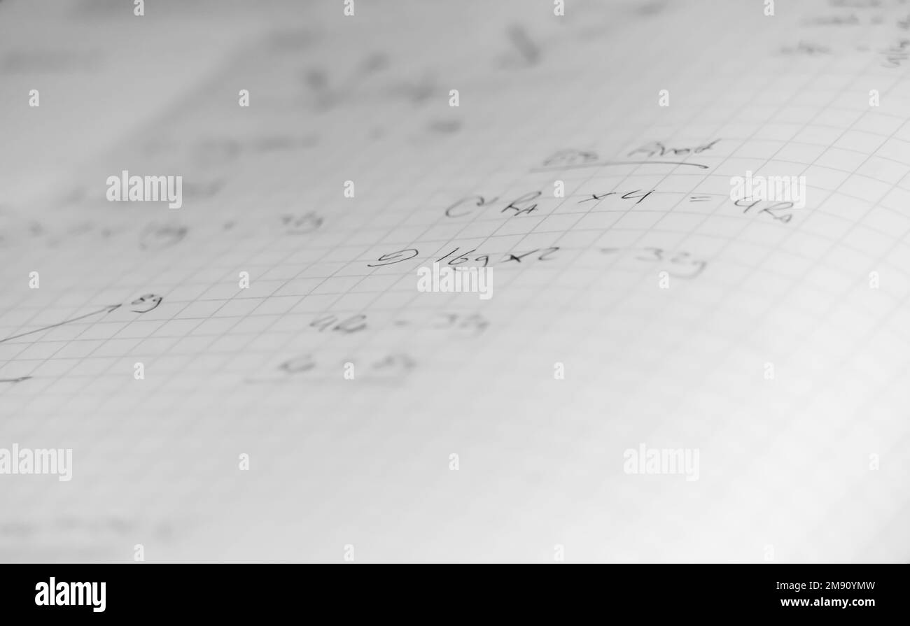 Équations mathématiques dans le livre d'exercices d'un étudiant Banque D'Images