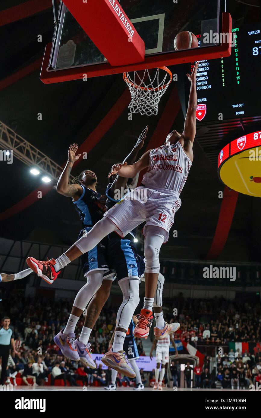 Justin Reyes #12 de Pallacanestro Varese OpenJobMetis en action pendant LBA Lega basket Un jeu de saison régulière 2022/23 entre Pallacanestro Varese OpenJobMetis et Gevi Napoli basket à Enerxenia Arena. (Photo de Fabrizio Carabelli / SOPA Images / Sipa USA) Banque D'Images