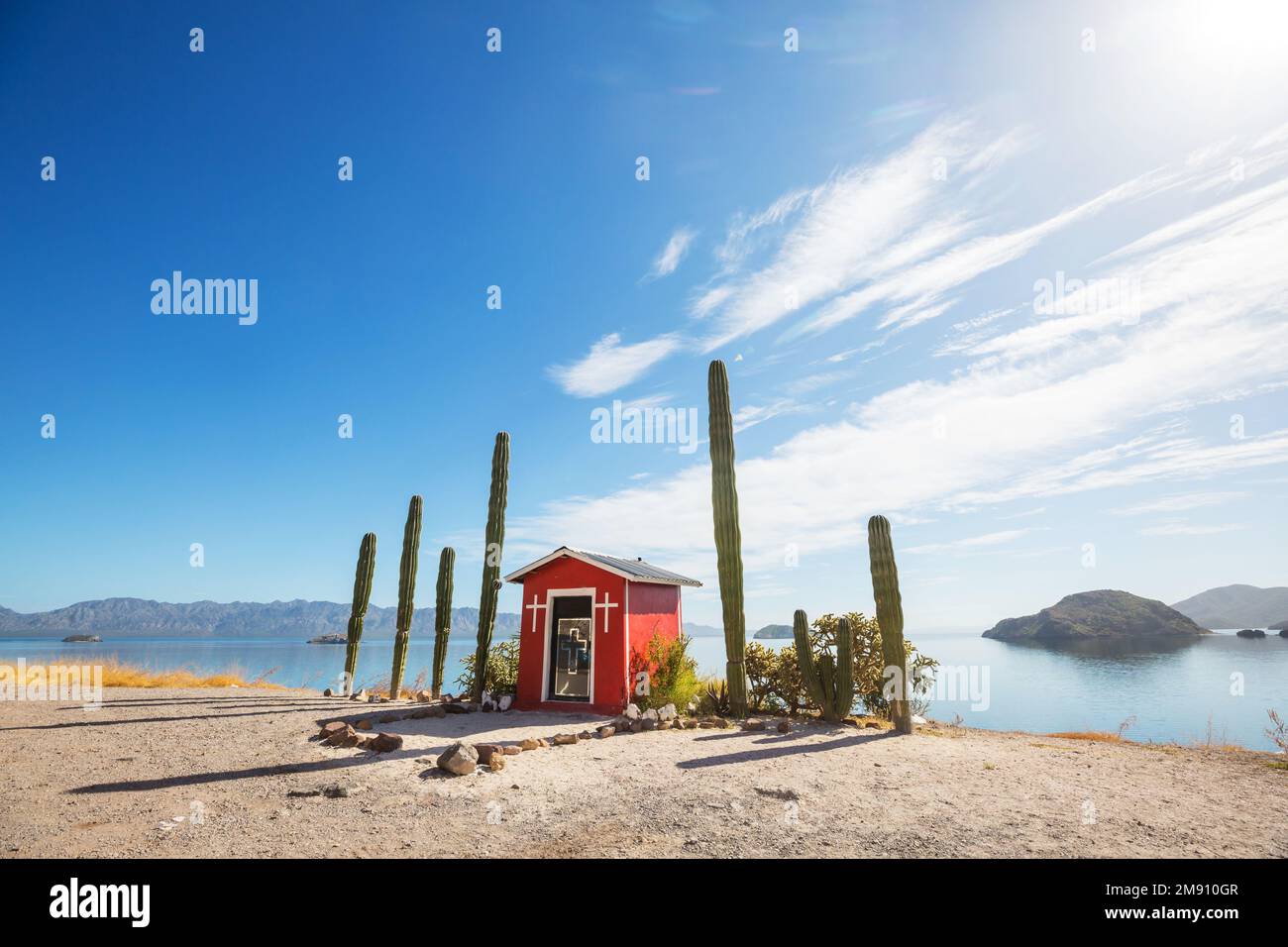 Un petit sanctuaire catholique sur la mer de Cortez , Baja California sur, Mexique Banque D'Images