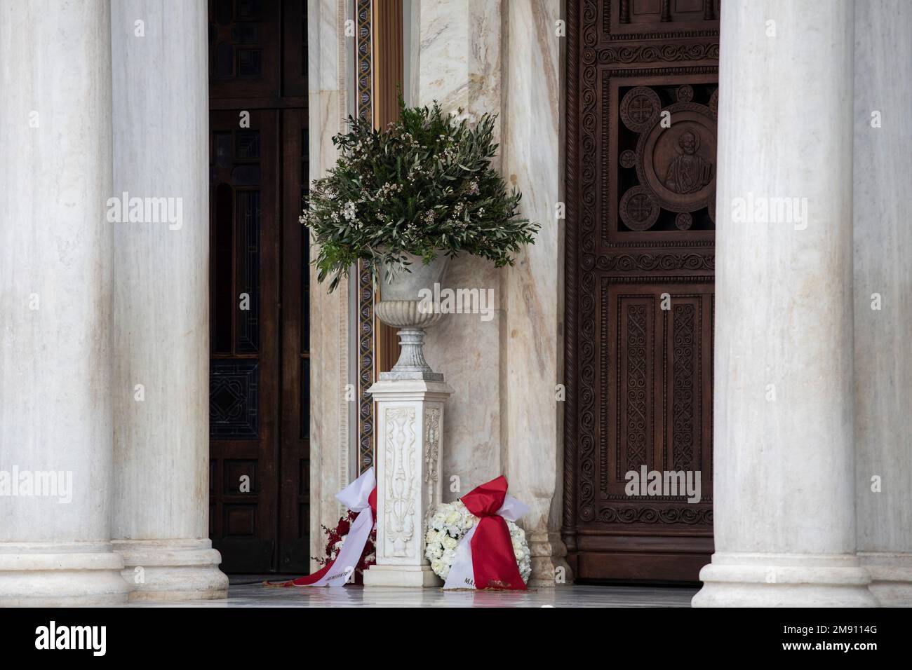 Athen, Grèce. 16th janvier 2023. Des couronnes sont placées au service funéraire de l'ancien roi Constantine II de Grèce à la cathédrale métropolitaine. Constantine II est mort à Athènes sur 10 janvier 2023, à l'âge de 82 ans. Credit: Socrates Baltagiannis/dpa/Alay Live News Banque D'Images