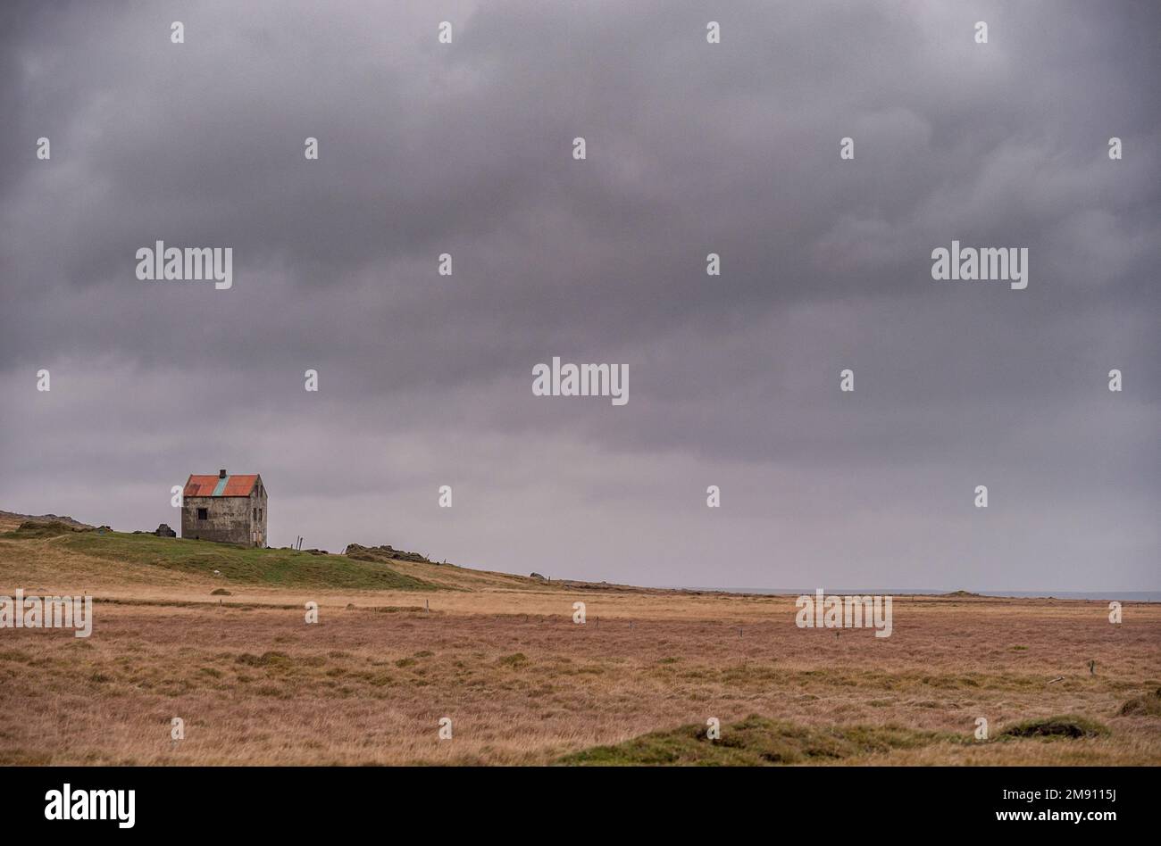 Paysage islandais avec ciel bleu nuageux et bâtiment Lonely en arrière-plan Banque D'Images