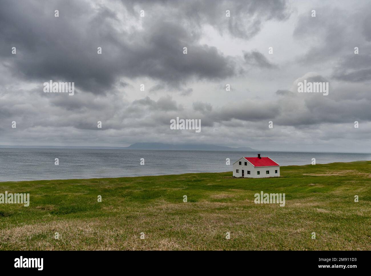 Paysage islandais avec bâtiment Lonely. Ciel bleu nuageux Banque D'Images