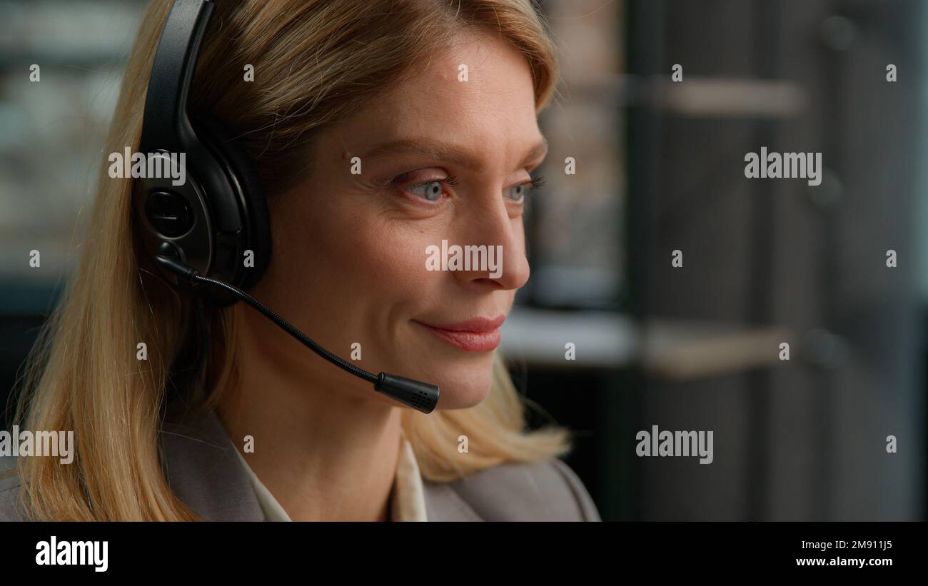 Centre d'appels service à la clientèle femme employée d'âge moyen dans le casque parler au client consultation à distance responsable de l'assistance téléphonique pour adultes de race blanche Banque D'Images