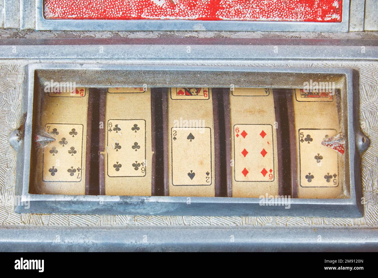 Image de style rétro d'un gros plan d'une machine à sous vintage avec des cartes à jouer Banque D'Images