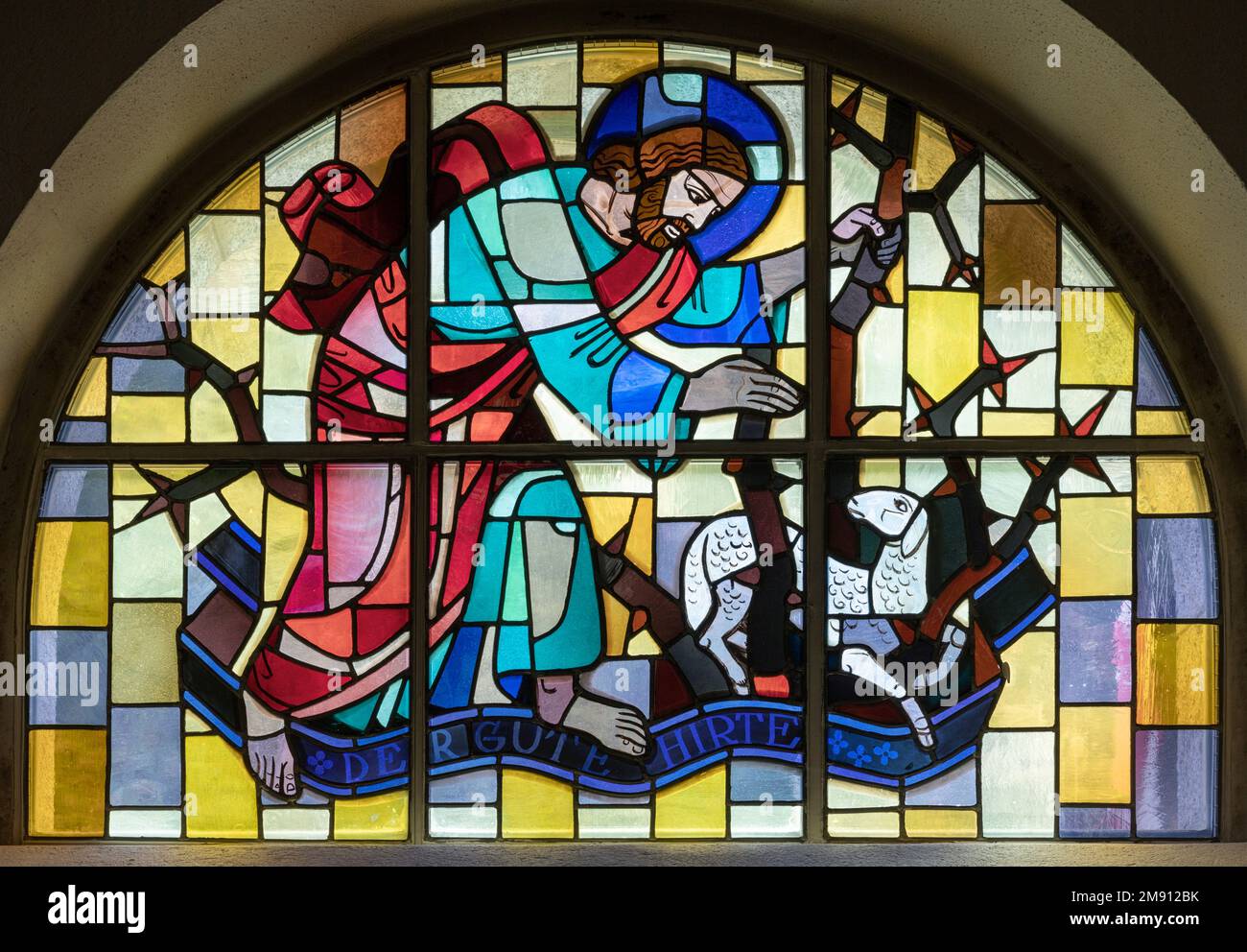 TASCH, SUISSE - 2 JUILLET 2022 : le vitrail avec Jésus comme bon berger dans l'église paroissiale conçue par August Wanner Banque D'Images