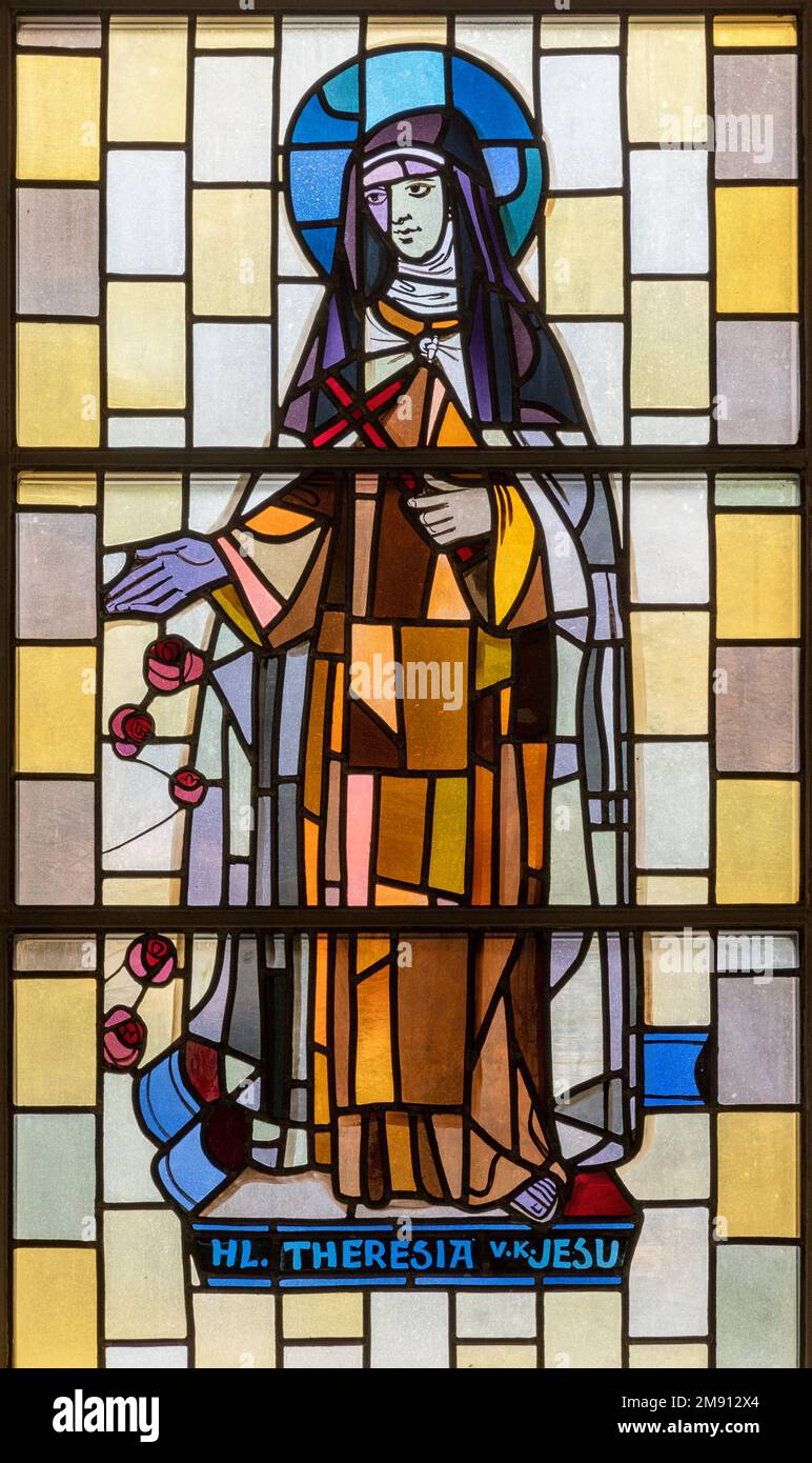 TASCH, SUISSE - le 2 JUILLET 2022 : le vitrail avec le Saint Thérèse de l'enfant Jésus dans l'église paroissiale conçue par August Wanner Banque D'Images