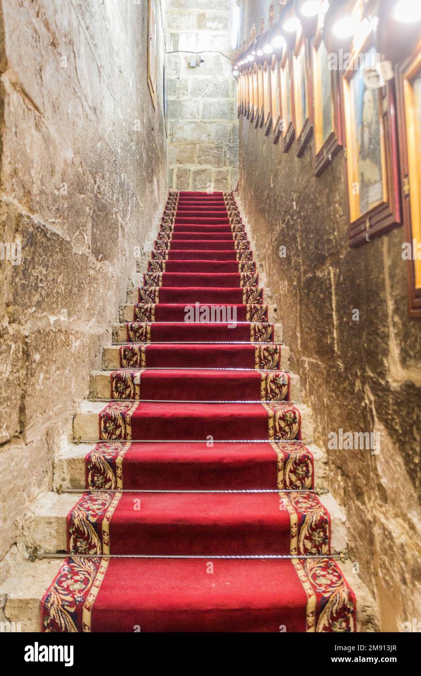 SOHAG, EGYPTE: 11 FÉVR. 2019: Escaliers dans le monastère blanc copte (Deir al Abyad) près de Sohag, Egypte Banque D'Images