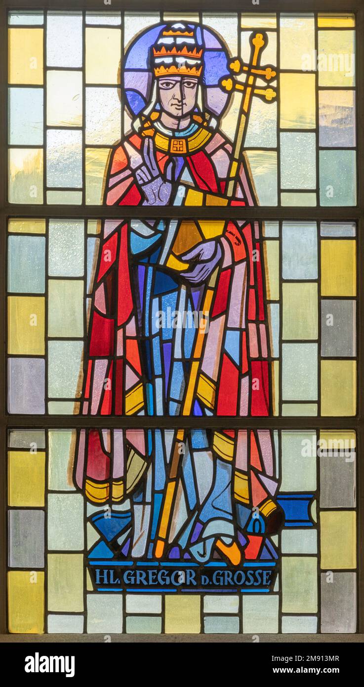 TASCH, SUISSE - le 2 JUILLET 2022 : le vitrail avec le Saint Gregory le Grand dans l'église paroissiale conçue par August Wanner Banque D'Images