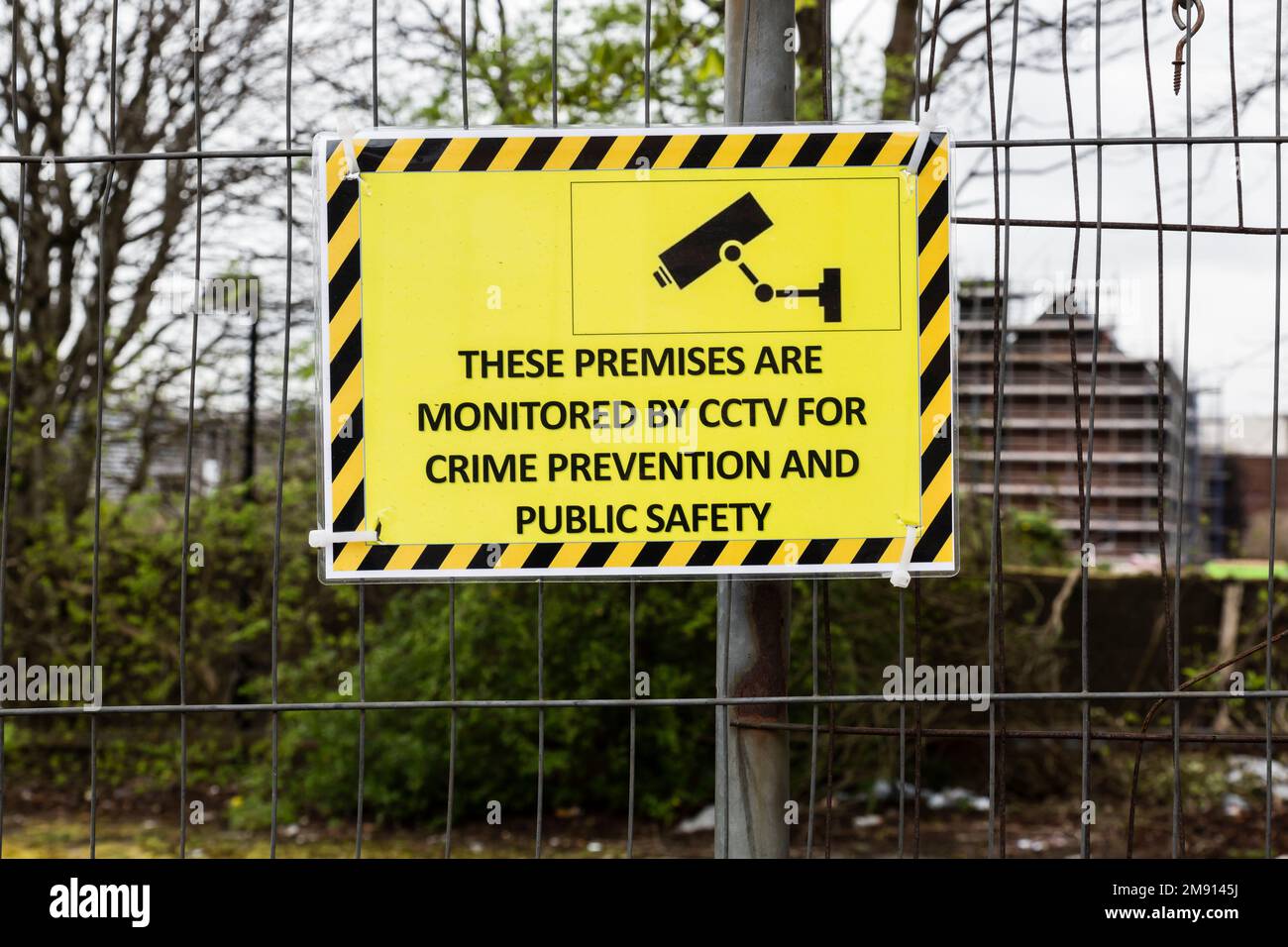 Un panneau indiquant que les locaux sont surveillés par CCTV pour la prévention du crime et la sécurité publique, Glasgow, Écosse, Royaume-Uni, Europe Banque D'Images