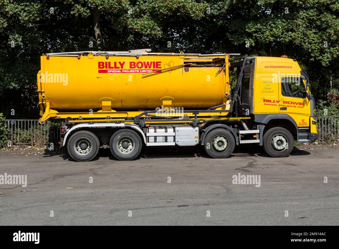 Billy Bowie projets spéciaux camion-citerne stationné au bord de la route, Glasgow, Écosse, Royaume-Uni, Europe Banque D'Images