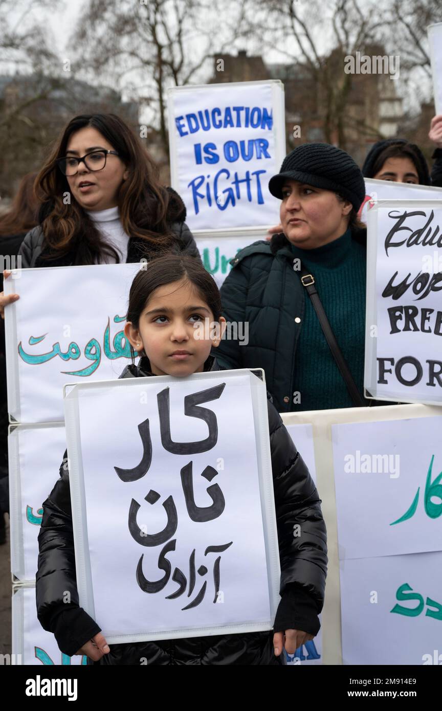 Au 14 janvier 2023, un groupe de femmes afghanes manifestent sur la place du Parlement pour réclamer l'éducation et la liberté des femmes en Afghanistan. Banque D'Images