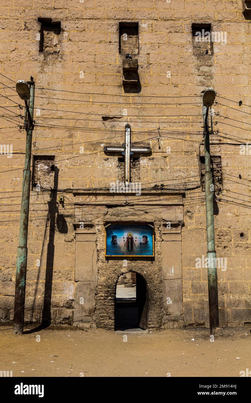 SOHAG, EGYPTE: 11 FÉVR. 2019: Entrée du monastère blanc (Deir al Abyad) près de Sohag, Egypte Banque D'Images