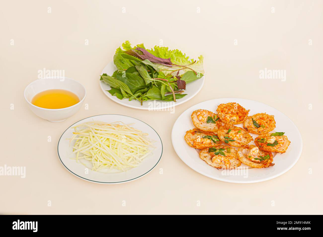 Banh khot Vung Tau, mini crêpes vietnamiennes salées avec pâte de riz et crevettes, cuisine vietnamienne isolée sur fond blanc, vue perspective Banque D'Images